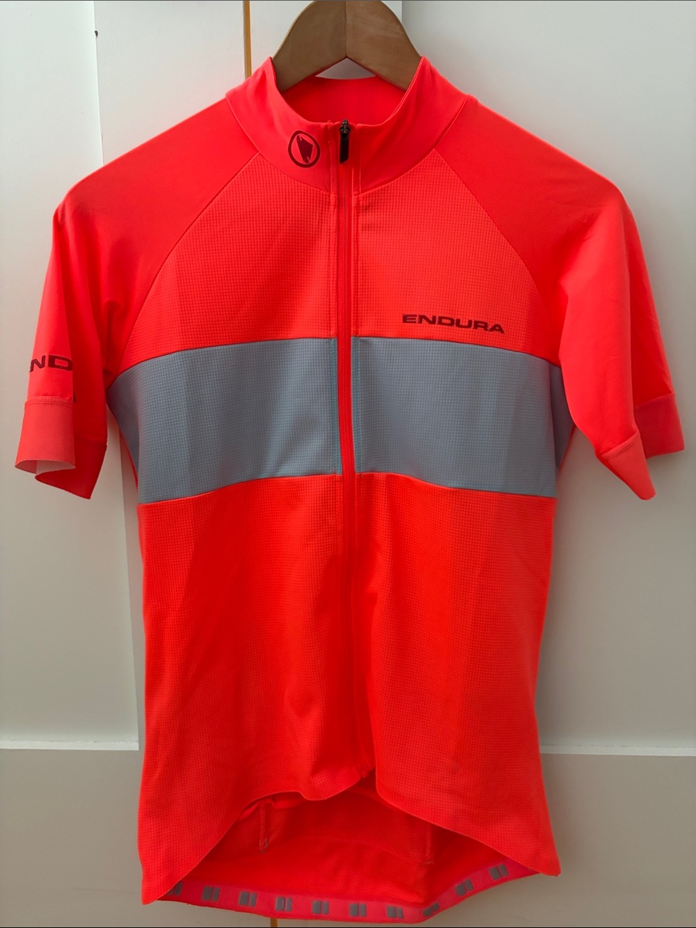 Endura Women's High-Visibility Coral Cycling Jersey